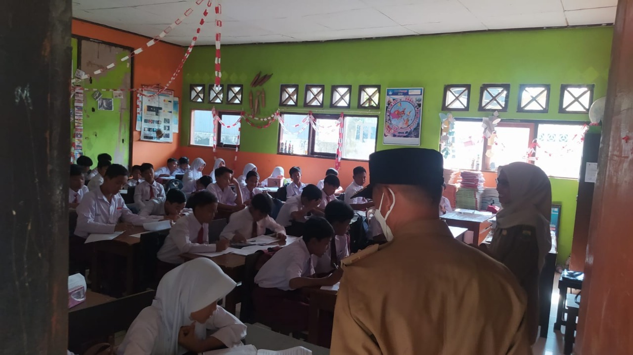 Camat Cibeber Cianjur Cek Kondisi Bangunan SD-SMP, Pastikan Sarana Belajar yang Nyaman