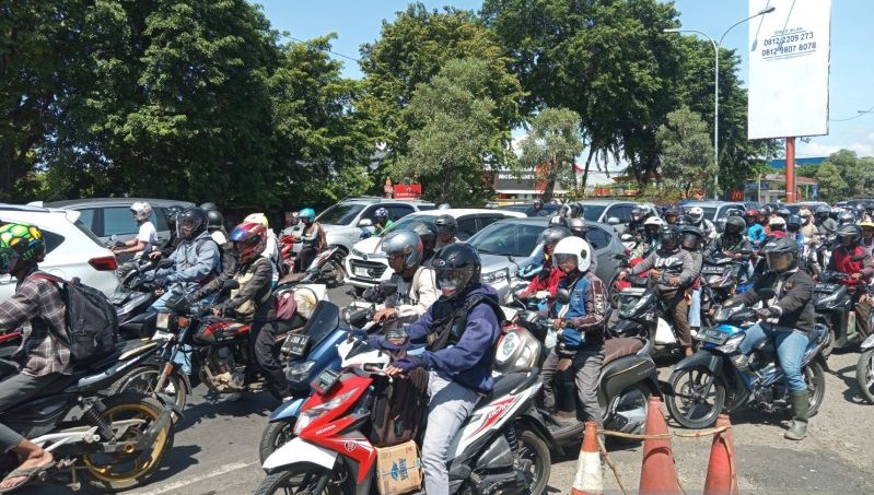 Kendaraan Dari Jawa Menuju Jakarta Masih Padati Jalur Arteri