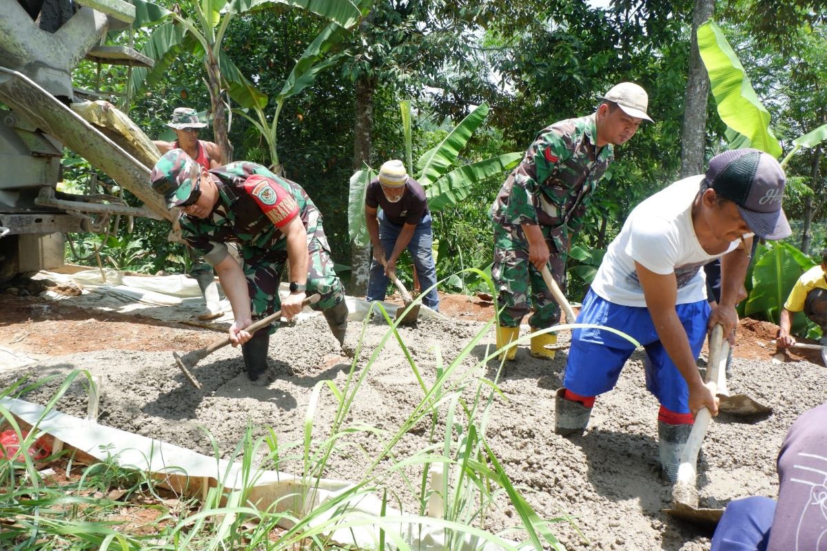 Dandim 0608/Cianjur Turun Langsung Bantu Pengecoran Jalan di Desa Ciandam