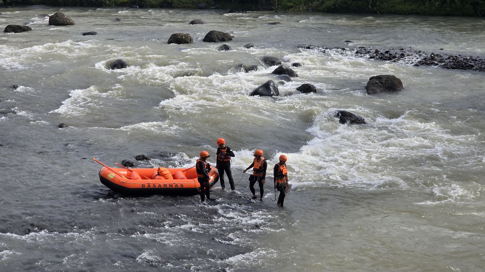Puluhan Tim SAR Gabungan Diturunkan Cari Anak Hilang di Sungai Cijampang