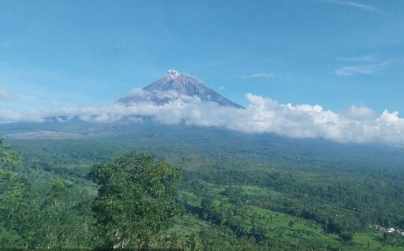 Gunung Semeru Tiga Kali Erupsi dengan Letusan Hingga 600 meter