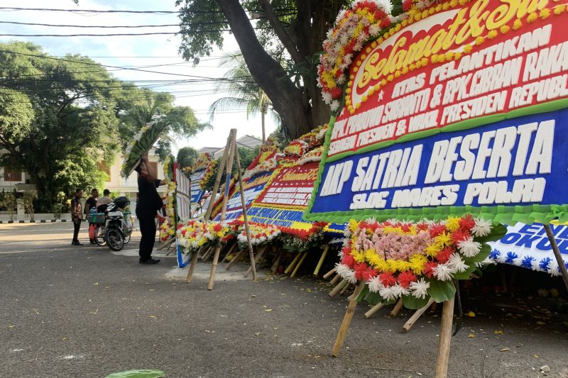 Karangan Bunga Terus Berdatangan ke Kediaman Prabowo Subianto