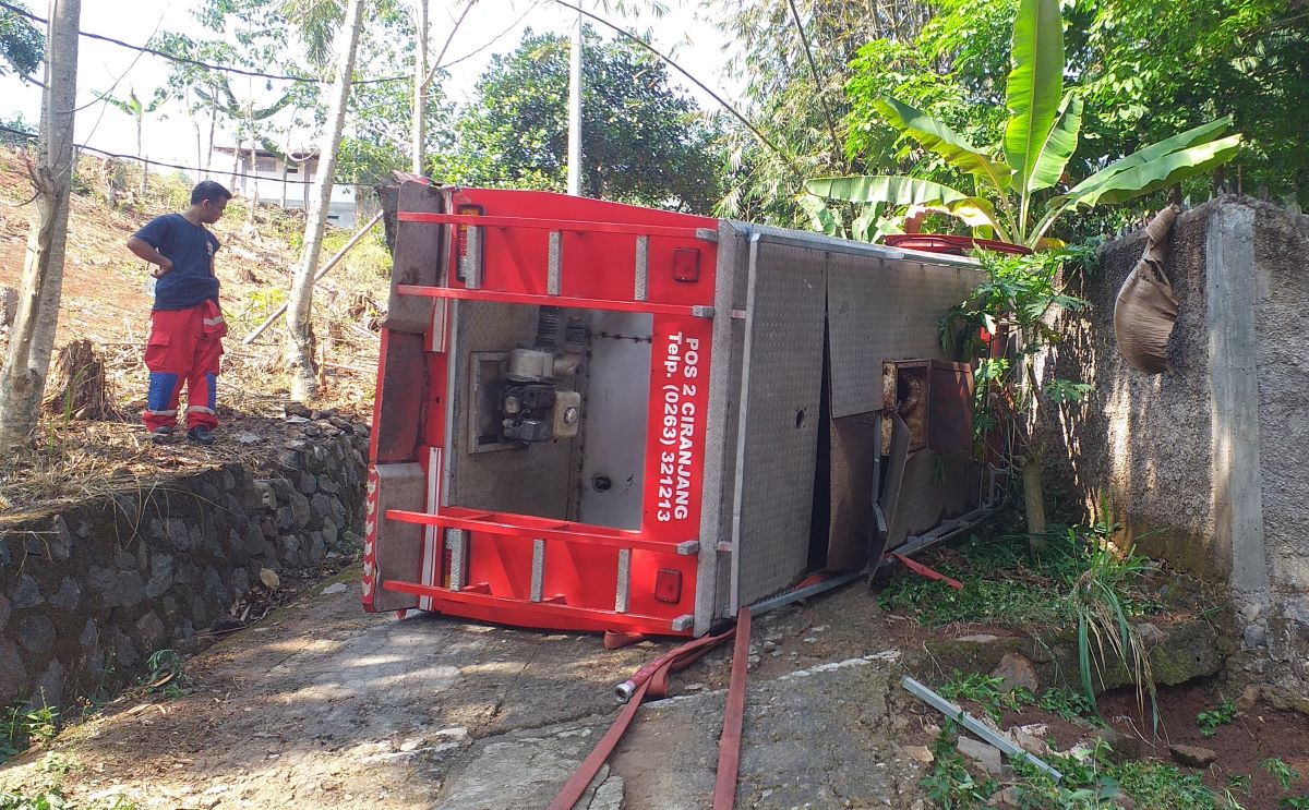 Hendak Memadamkan Kebakaran, Truk Damkar Terjungkal di Peternakan Ayam Cikalongkulon