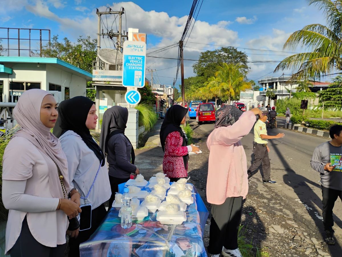 Sentuhan Kasih Srikandi PLN Cianjur: Perkuat Solidaritas Melalui Aksi “Berbagi Saling Menguatkan”