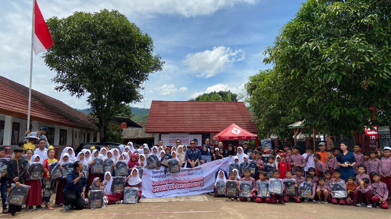 Telkomsel Sambungkan Senyuman, Bagikan 100 Tas Bagi Generasi Gemilang di SDN Pagelaran 1 Cianjur