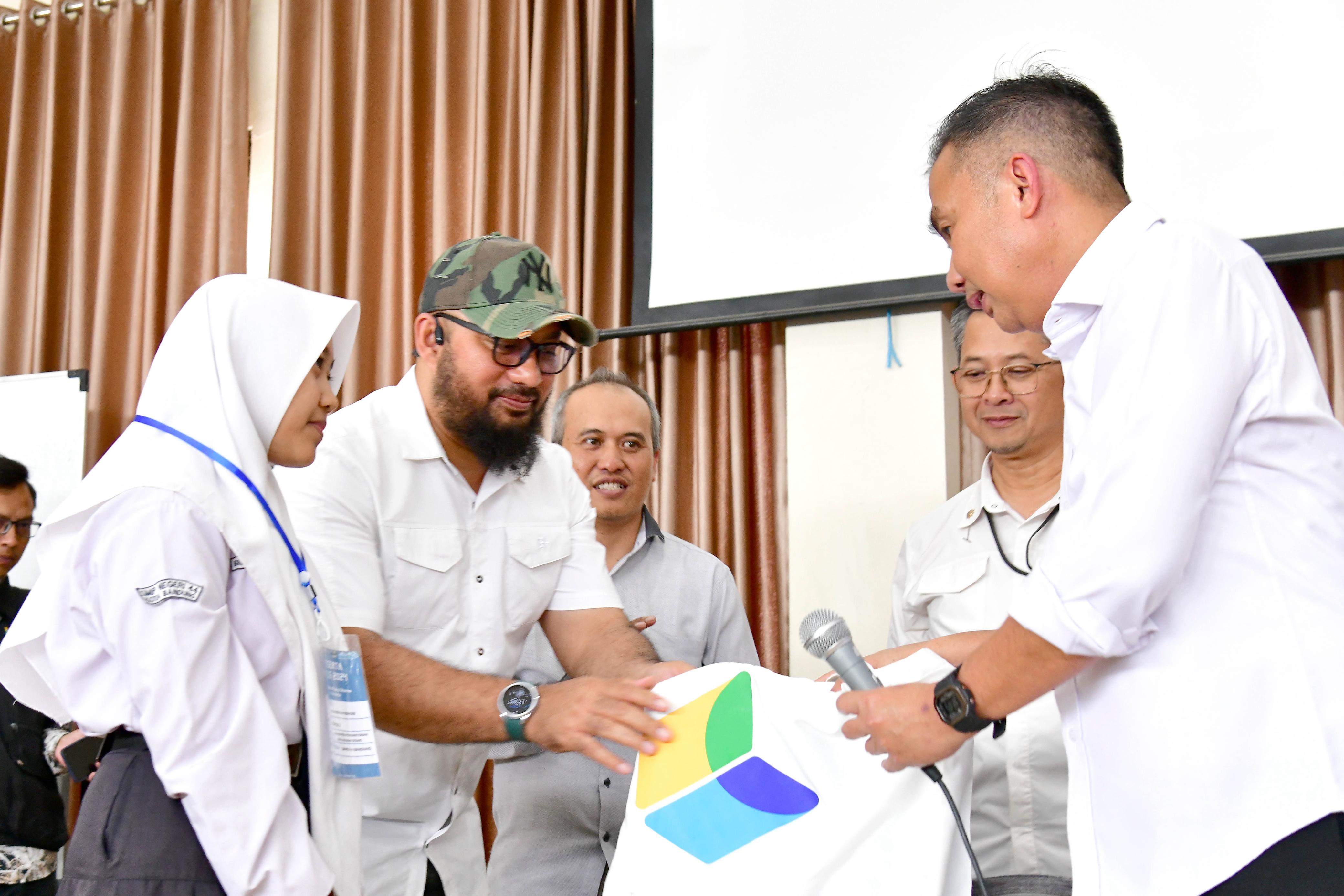 Bey Machmudin Tinjau Hari Ketiga MPLS di SMKN 1 Kota Bandung 