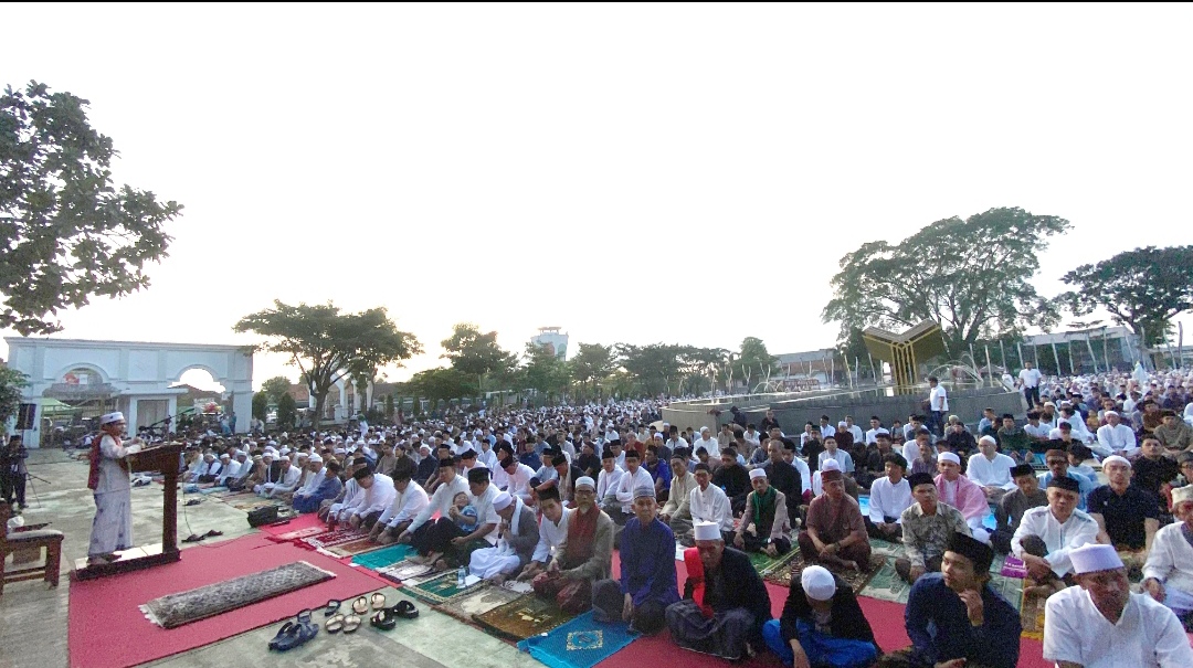 Ribuan Warga Cianjur Laksanakan Salat Idul Adha di Pelataran Masjid Agung