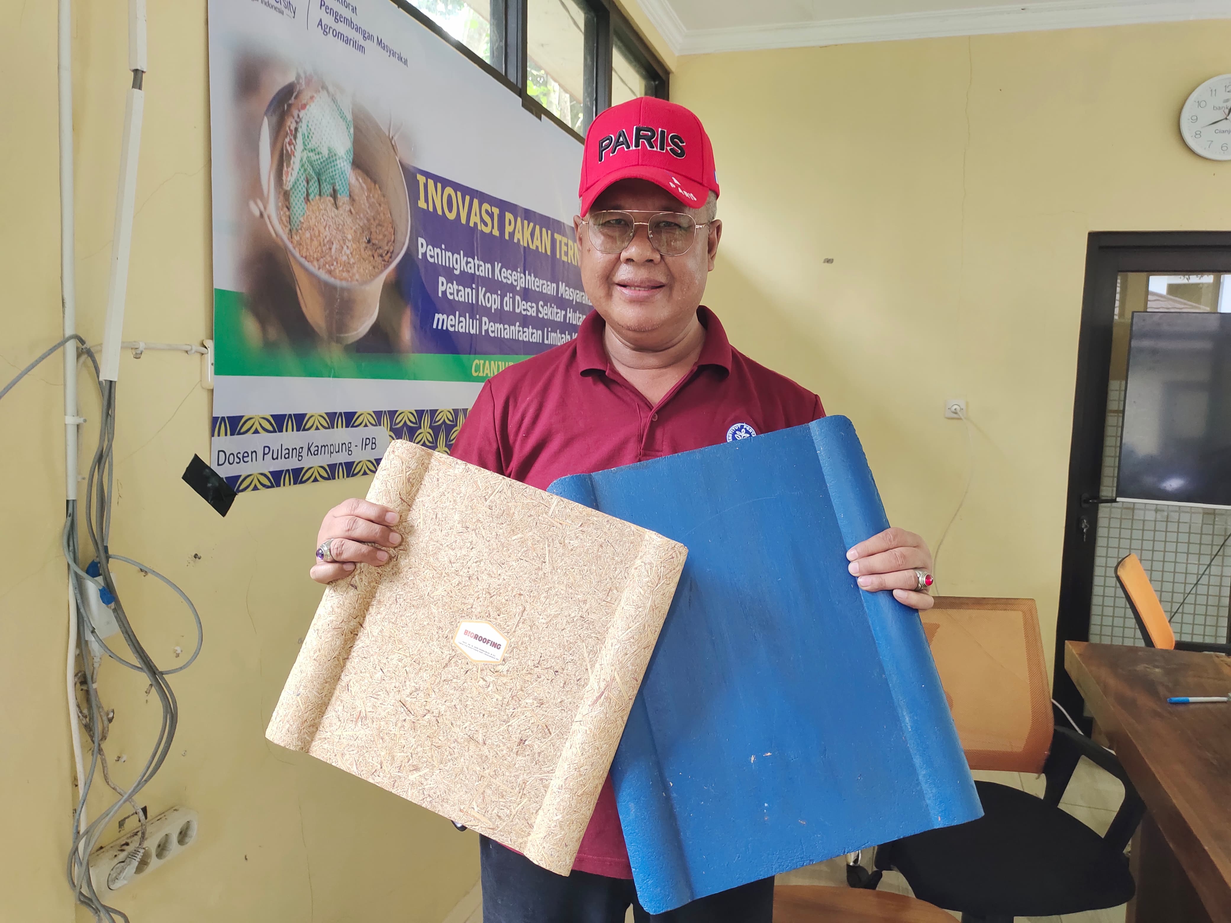Korban Gempa Cianjur Ciptakan Genteng Berbahan Rumput Hingga Kaca Transparan dari Kayu