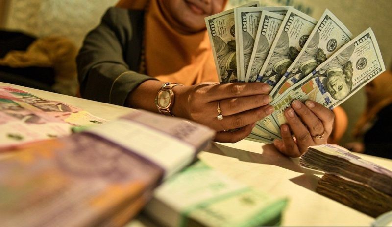 Rupiah Merosot Akibat Ketegangan di Timur Tengah