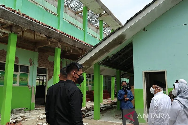 Wapres Ma'ruf Amin Serahkan Bantuan untuk Pesantren Terdampak Gempa di Cianjur