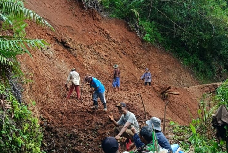 Warga Desa Waringinsari Minta Pemkab Cianjur Segera Perbaiki Saluran Air