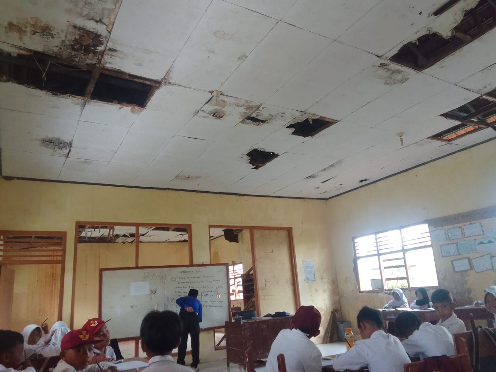 Mengkhawatirkan, Siswa SDN Parungponteng Cianjur Belajar di Kelas Nyaris Ambruk 