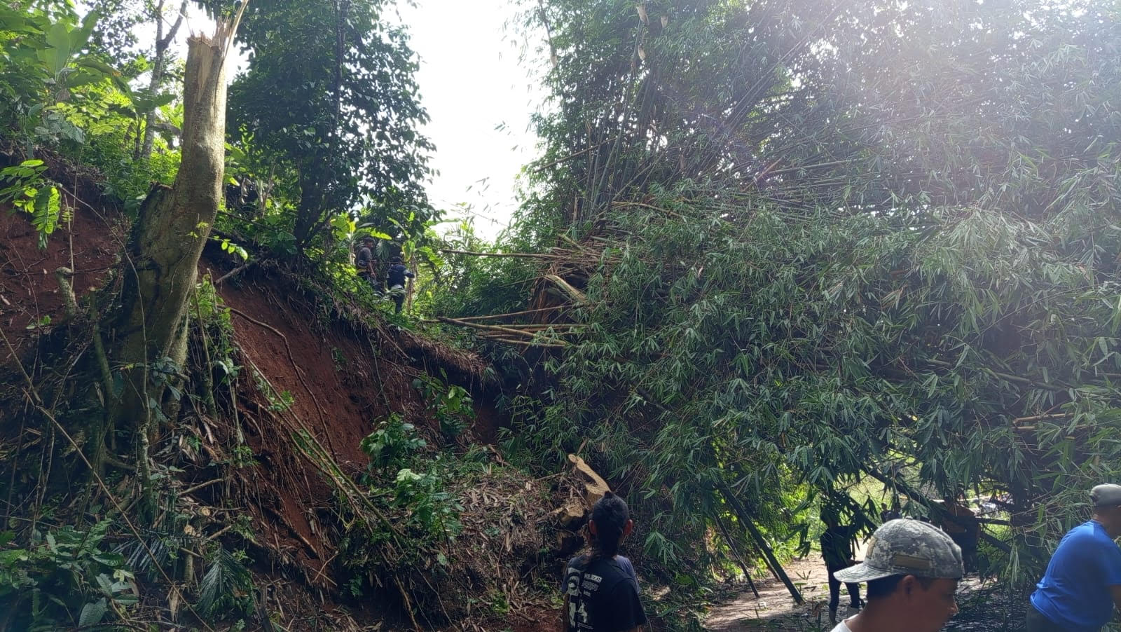 Material Longsor Tutup Akses Penghubung Dua Desa di Cikalongkulon Cianjur