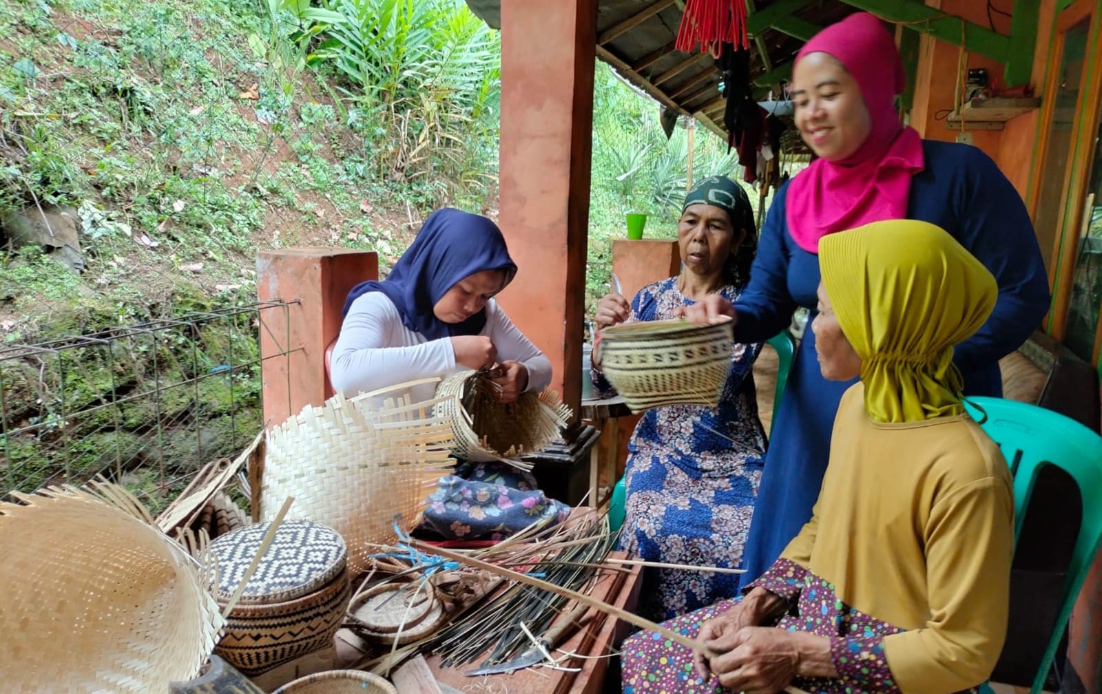 Warga Kampung Ciguha Naringgul Cianjur Turun Temurun Membuat Anyaman Bambu 