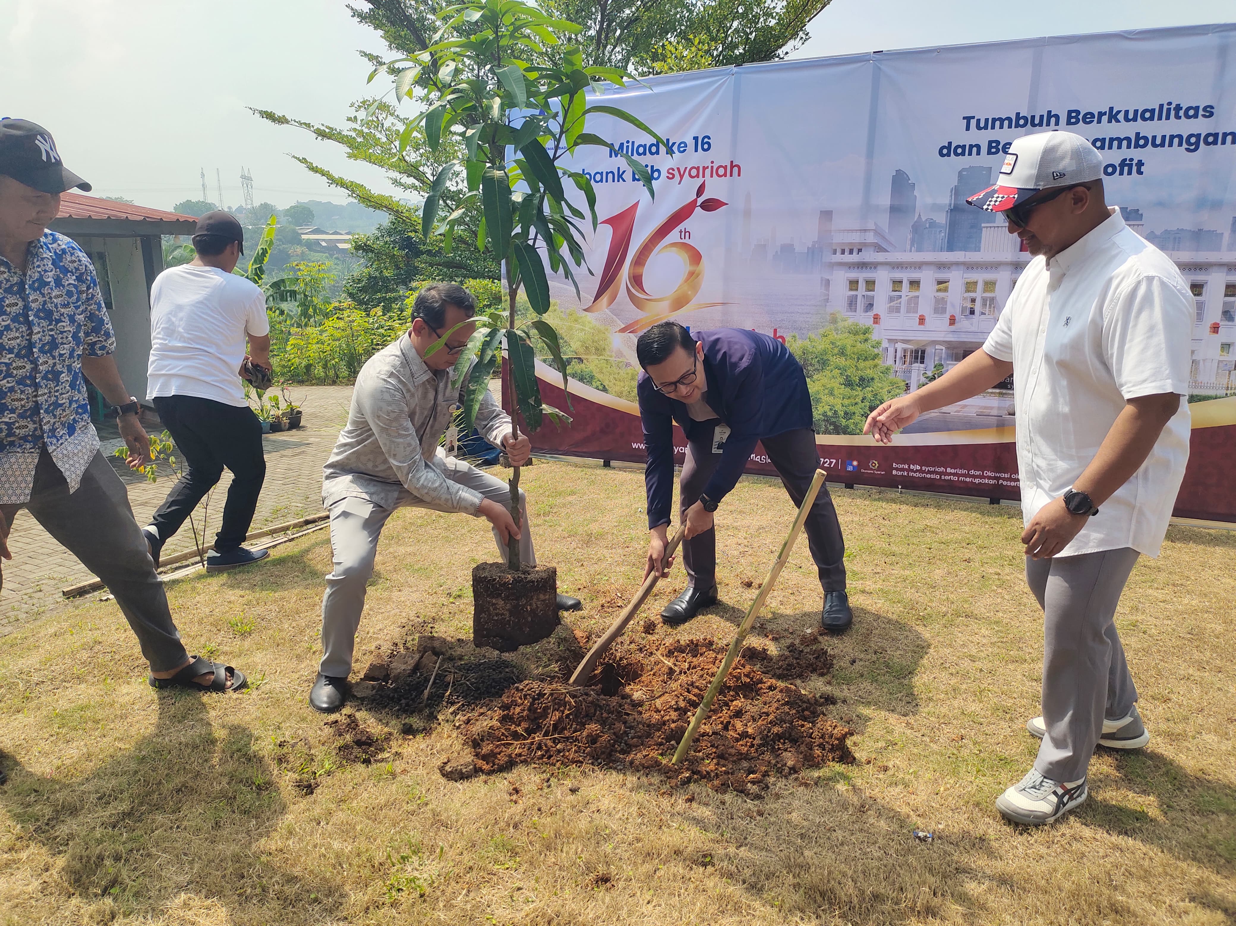BJB Syariah Tanam 100 Pohon di Perumahan Sukarame Regency Cianjur