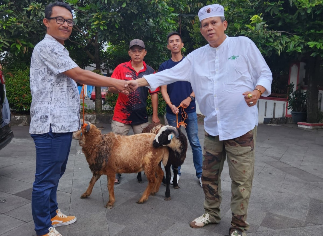 Jelang Idul Adha, Perumdam Tirta Mukti Salurkan Puluhan Hewan Kurban dan Santuni Anak Yatim 