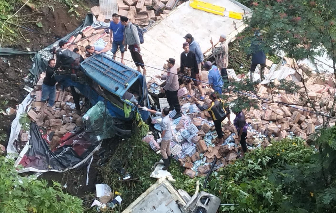 Truk Boks Terperosok ke Sungai Cikundul Cipanas Sedalam 20 Meter 