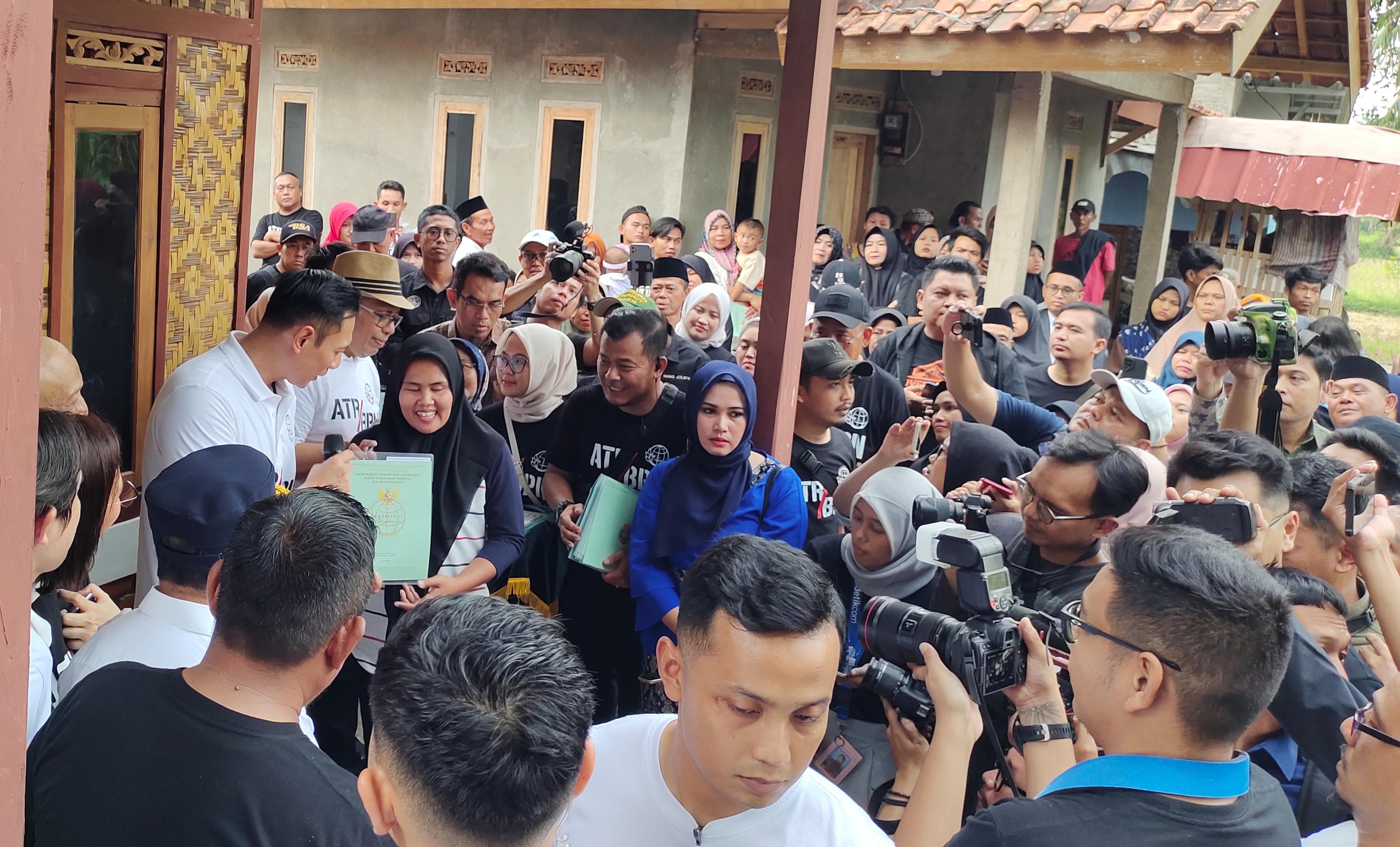 Menteri ATR/BPN Serahkan Sertifikat Konsolidasi Tanah ke Warga Terdampak Gempa di Cugenang Cianjur