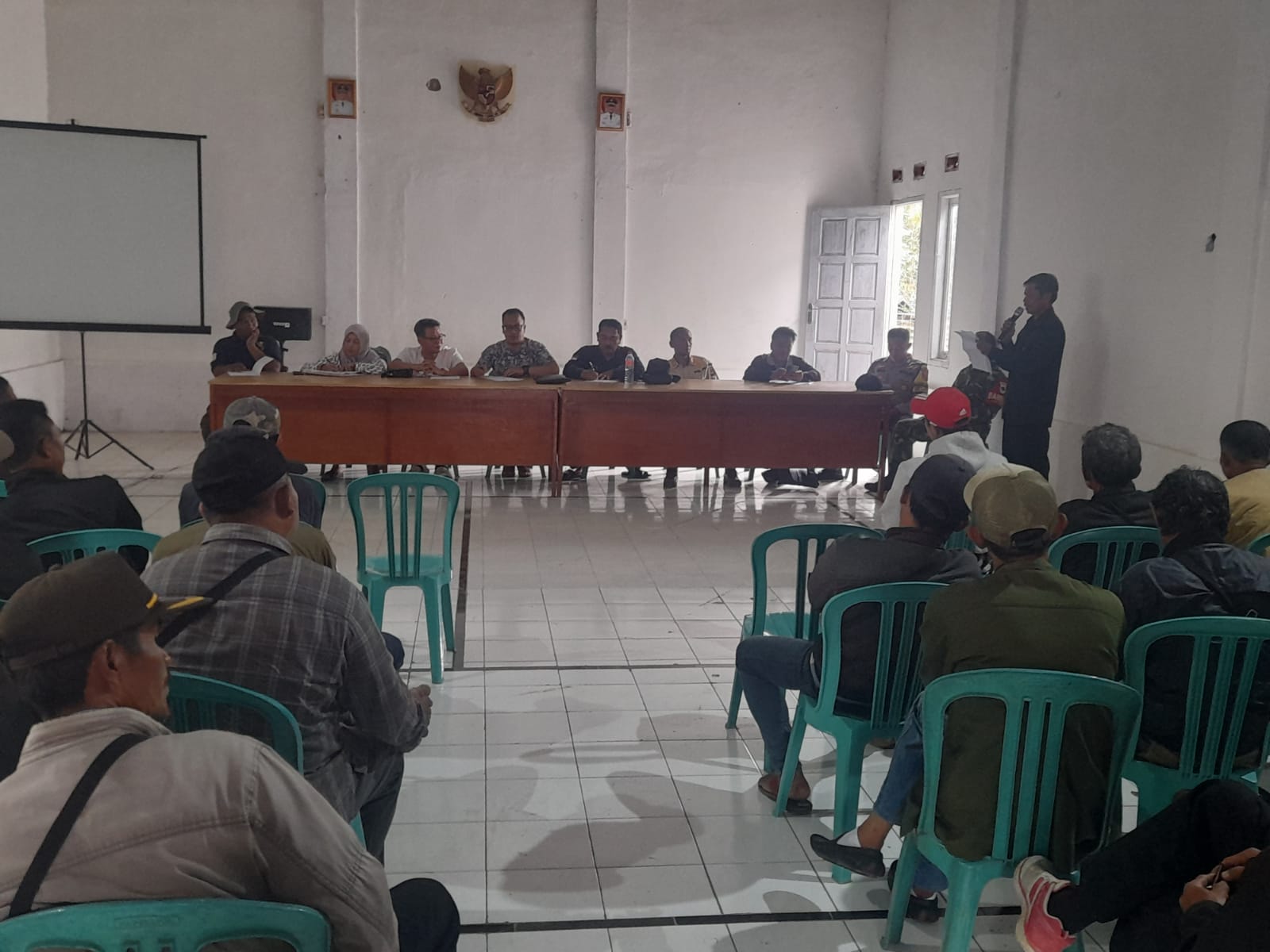 Tuntut Lahan Lapang Sepak Bola, Warga Geruduk Kantor Desa Kubang