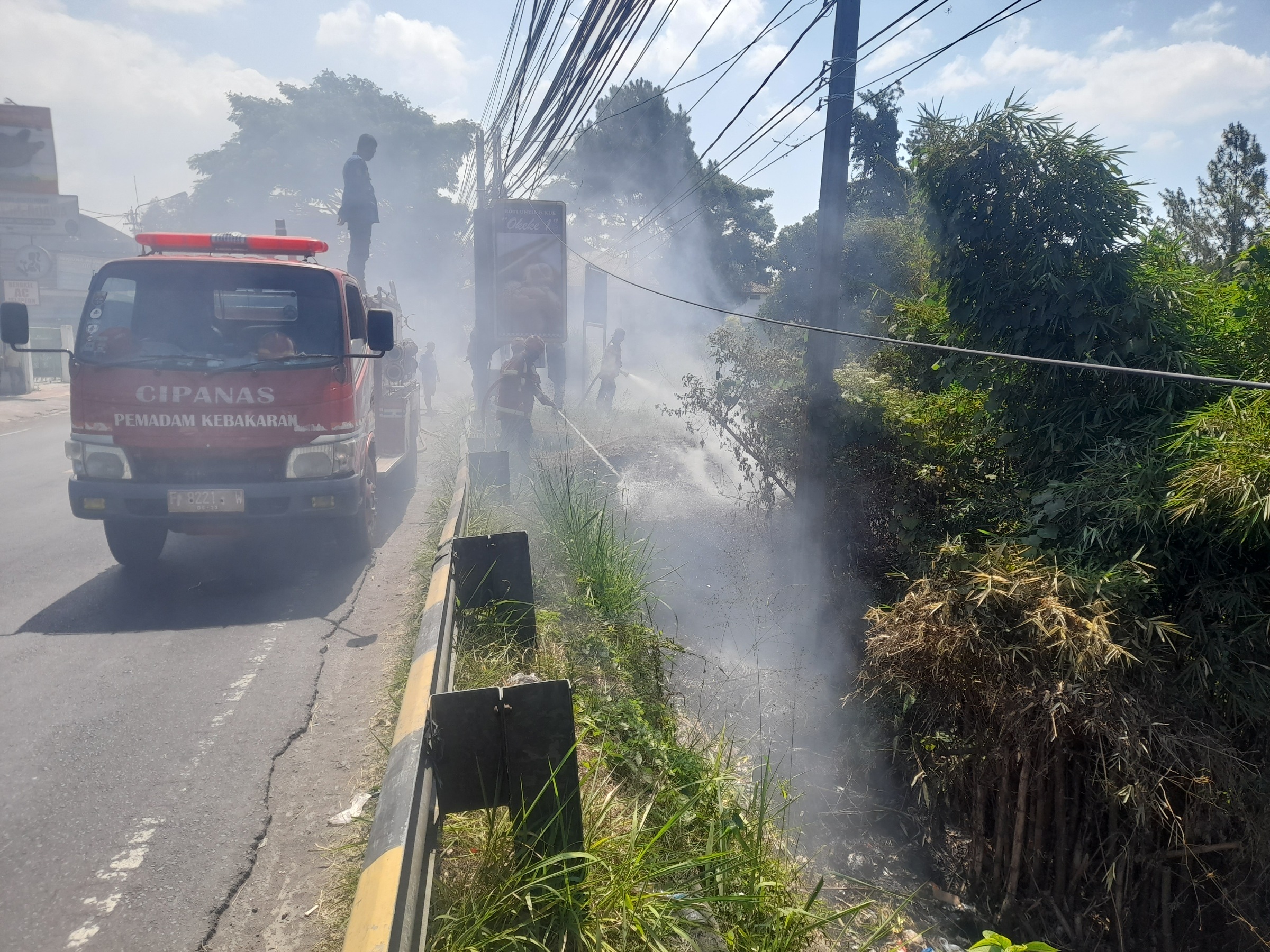 Lahan di Jalan Raya Cipanas Cianjur Terbakar, Diduga Dipicu Pembakaran Sampah