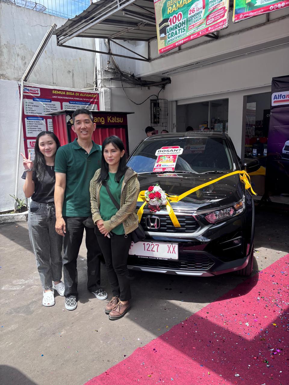 Pupung Dapat Mobil Hanya dengan Berbelanja  di Alfamart 