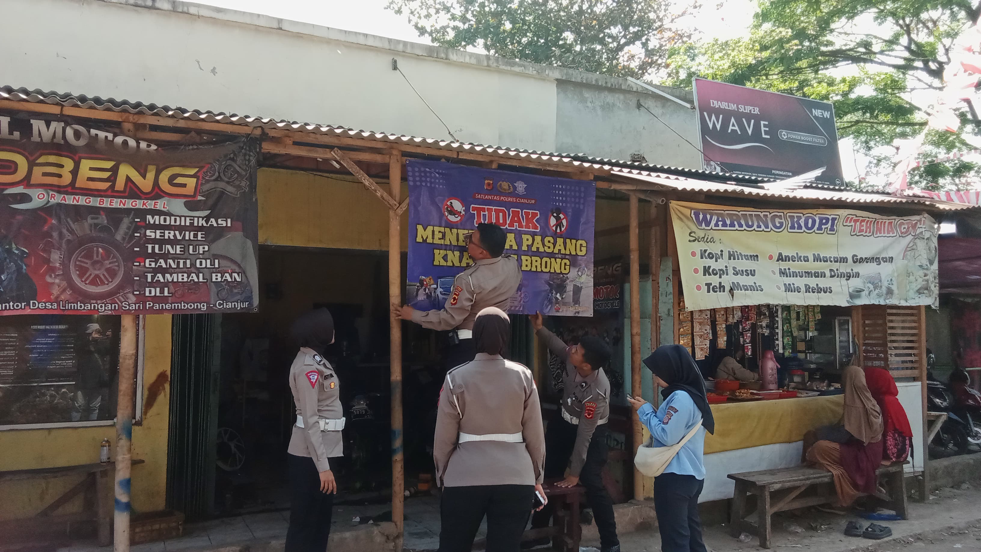 Satlantas Polres Cianjur  Pasang Banner Larangan Knalpot Brong di Bengkel