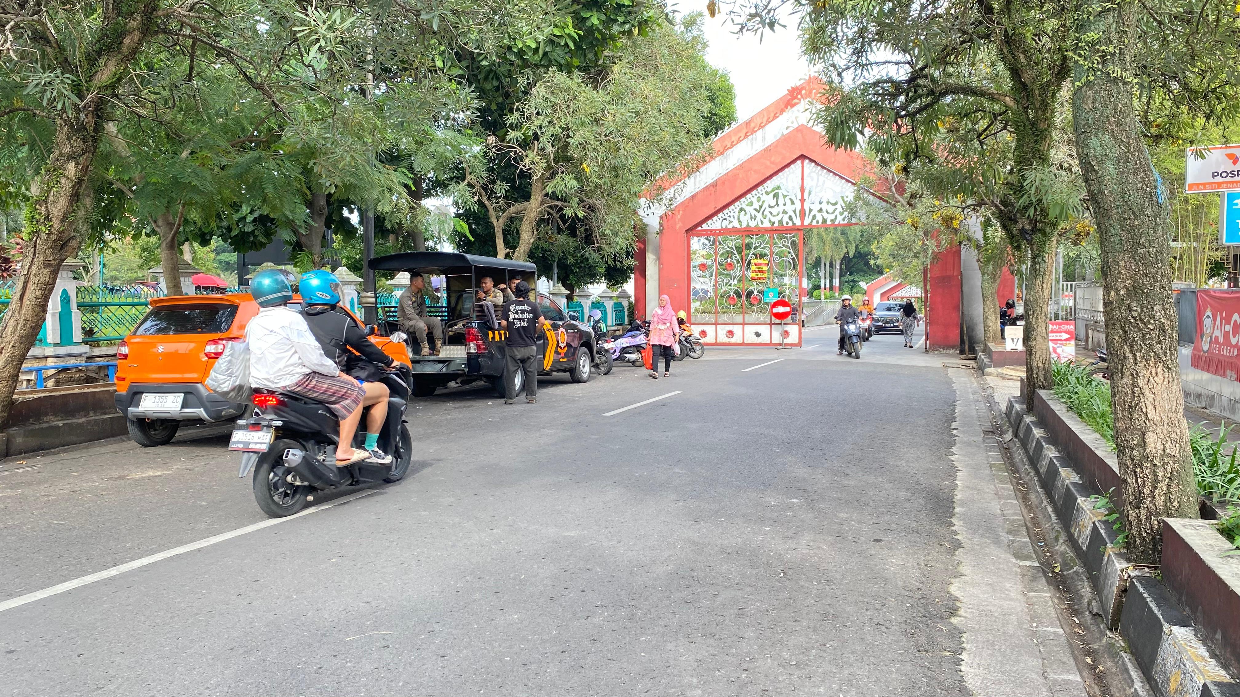 Satpol PP Meliburkan PKL di Kawasan Masjid Agung Cianjur Setiap Hari Jumat, Ini Alasannya