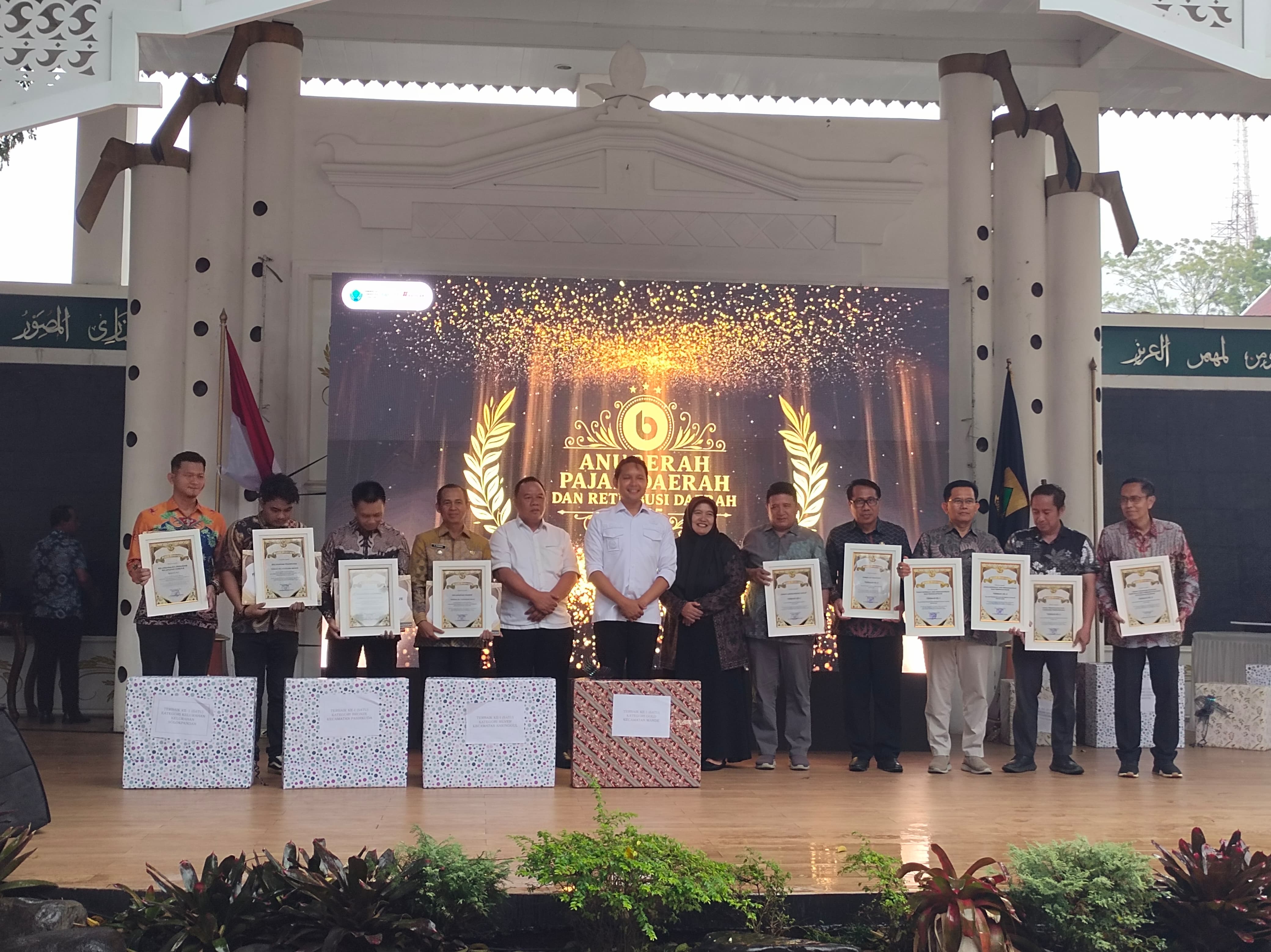 Pemkab Cianjur Beri Penghargaan Wajib Pajak Daerah Terbaik 2025