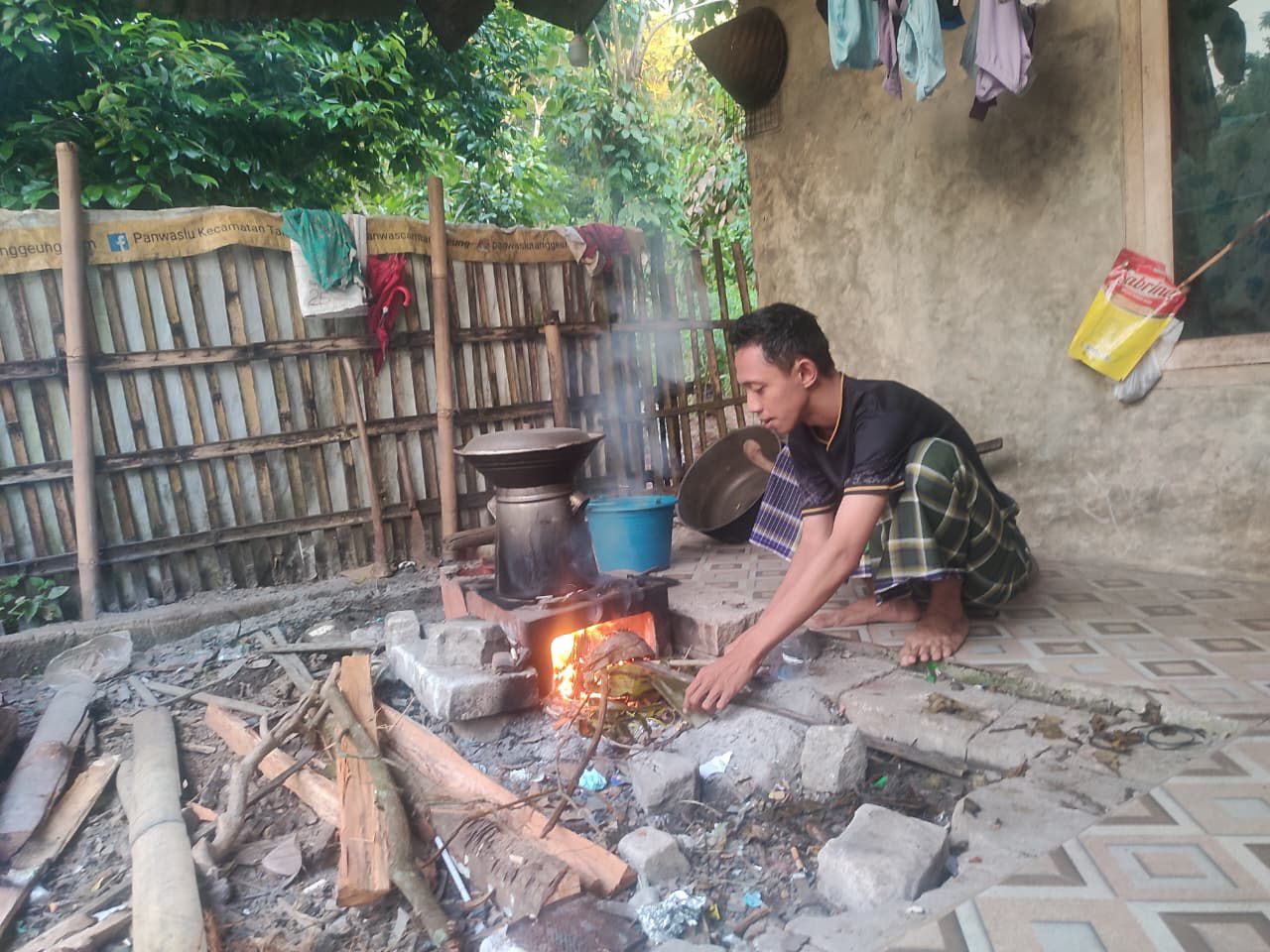 Gas LPG 3 Kilogram Langka dan Mahal, Warga Sindangbarang Cianjur Terpaksa Pakai Kayu Bakar 