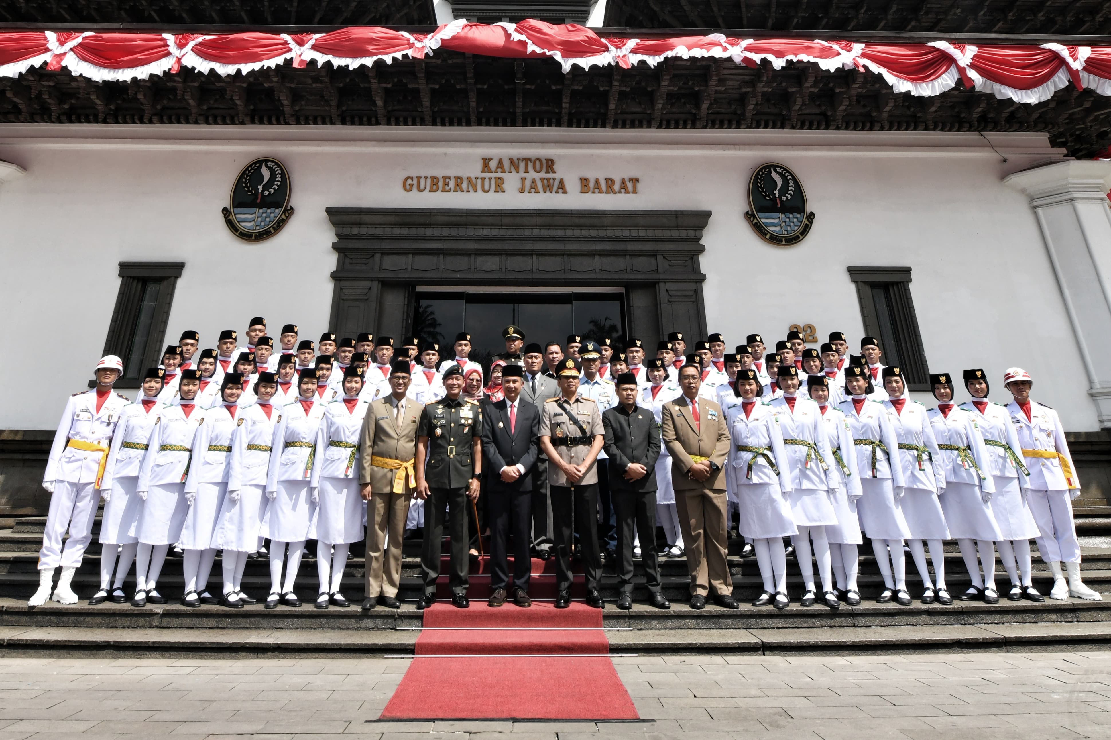 Bey Machmudin Kukuhkan 52 Paskibraka Jabar 2024