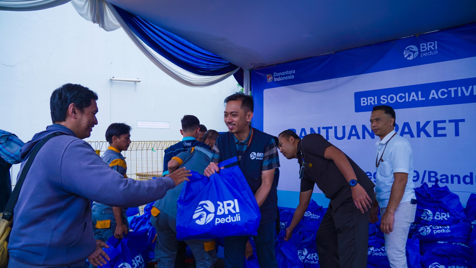 BRI Region 9 Salurkan Bantuan Sembako di Kelurahan Braga