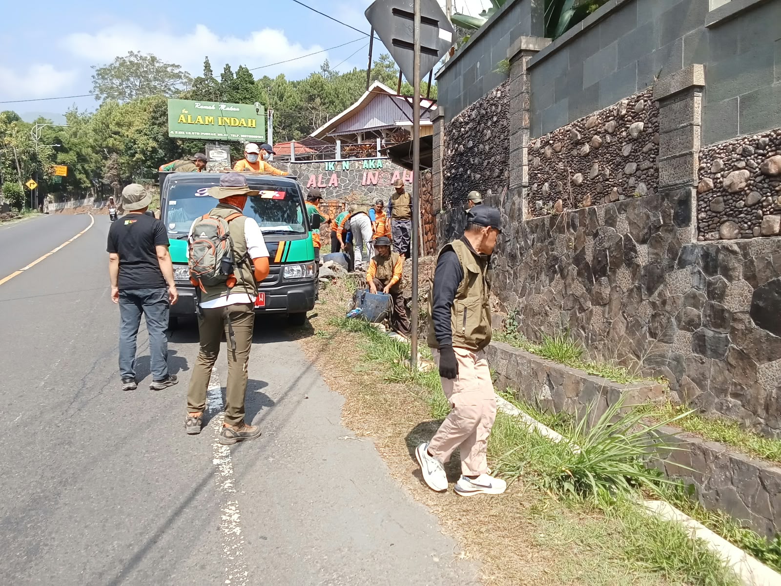 DLH Cianjur Sisir Jalur Puncak hingga Gentur, Puing dan Sampah Dibersihkan