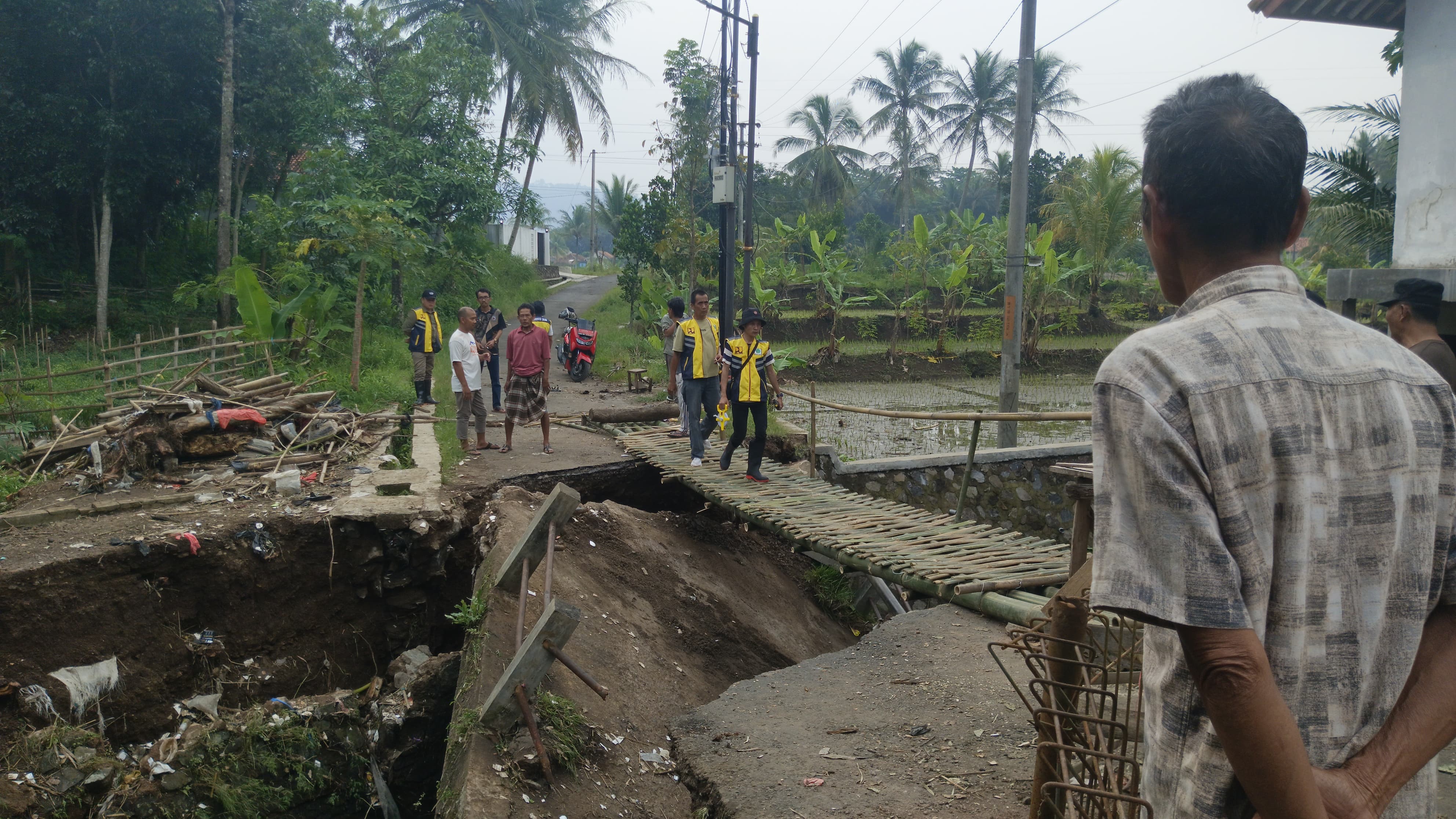 Ambruk Diterjang Banjir, Warga Sukamulya Cianjur Bangun Jembatan Bambu Sementara