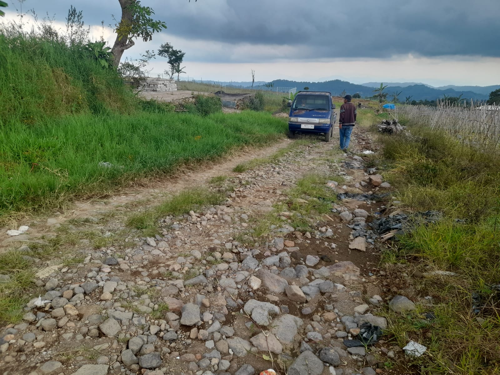 Tak Tersentuh Perbaikan, Jalan di Kawasan Pertanian Blok Ciguntur Rusak Parah 