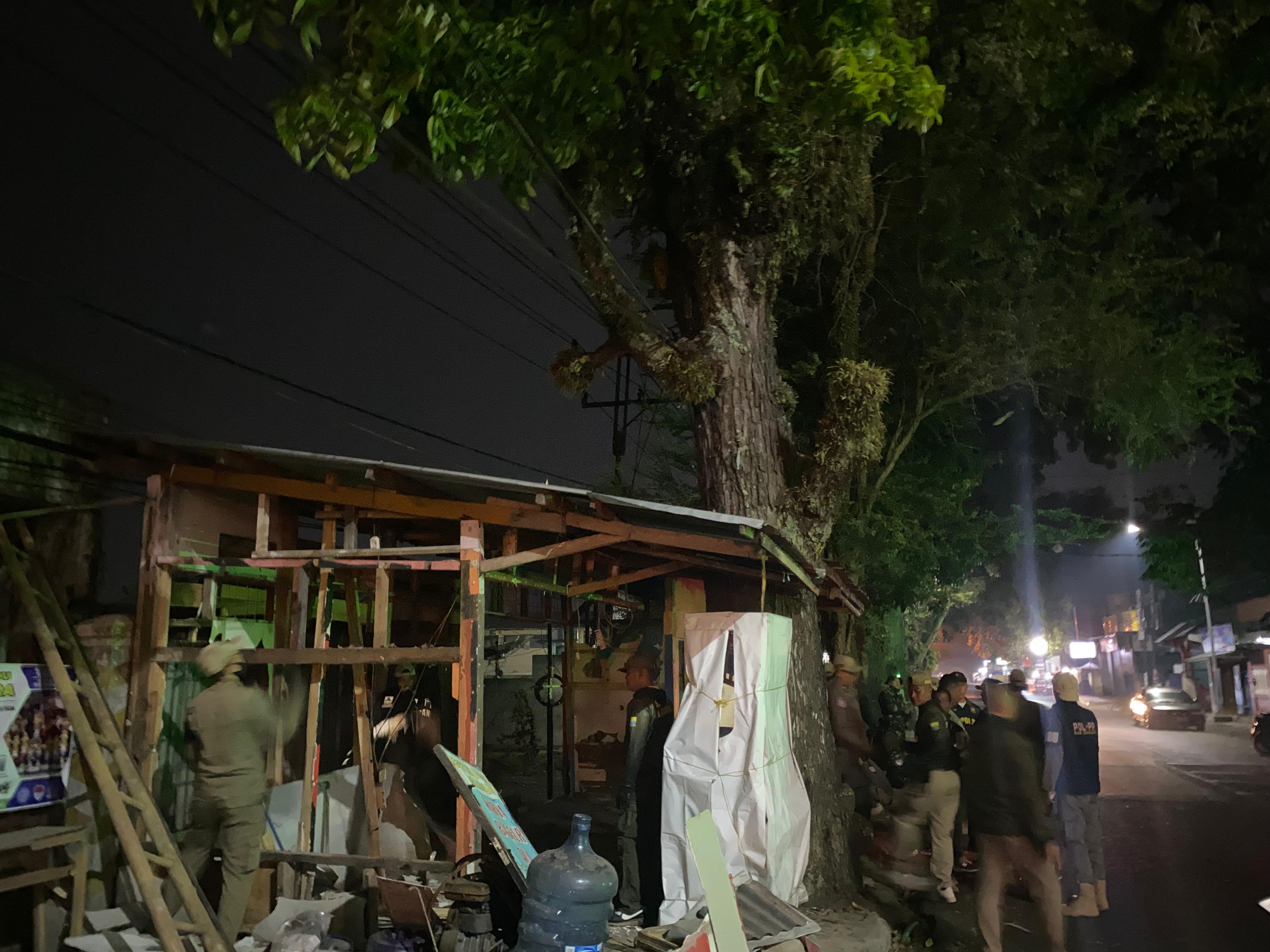 Satpol PP Cianjur Bongkar Kios Liar di Atas Saluran Air