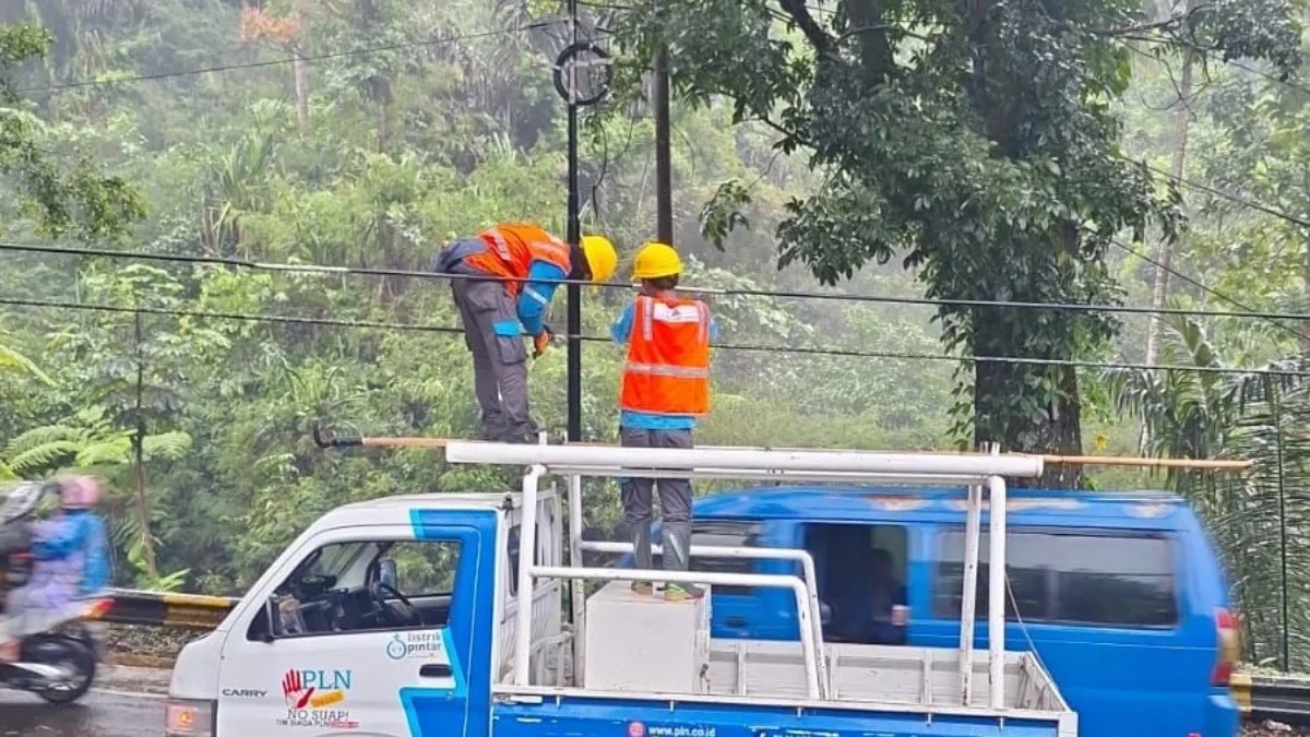 Cuaca Ekstrem, PLN UP3 Terjunkan Personel Atasi Gangguan Listrik