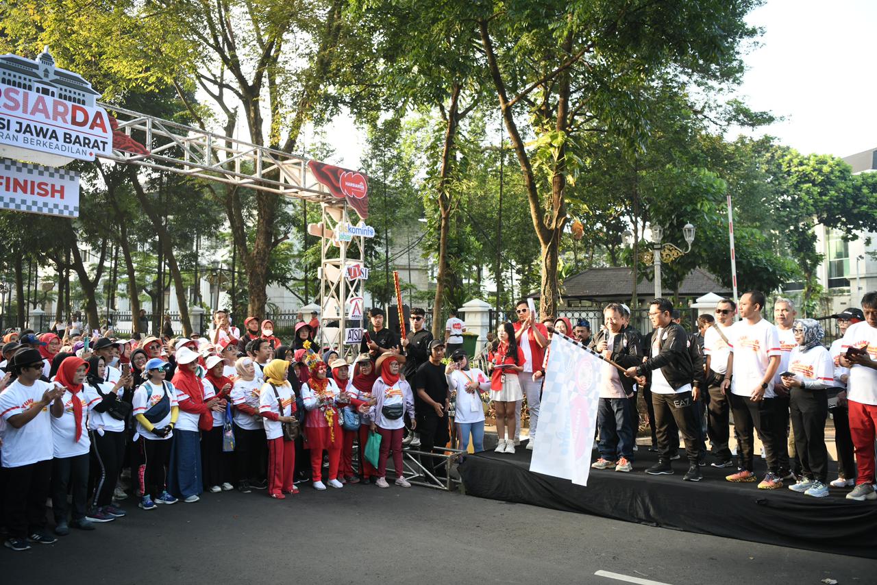 Sekda Herman Suryatman Lepas Jalan Sehat Harsiarda 2024 