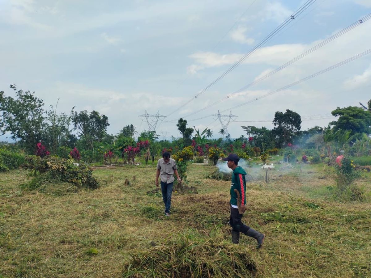 Sambut Ramadan, Warga Mande Cianjur Bersihkan Tempat Pemakaman Umum