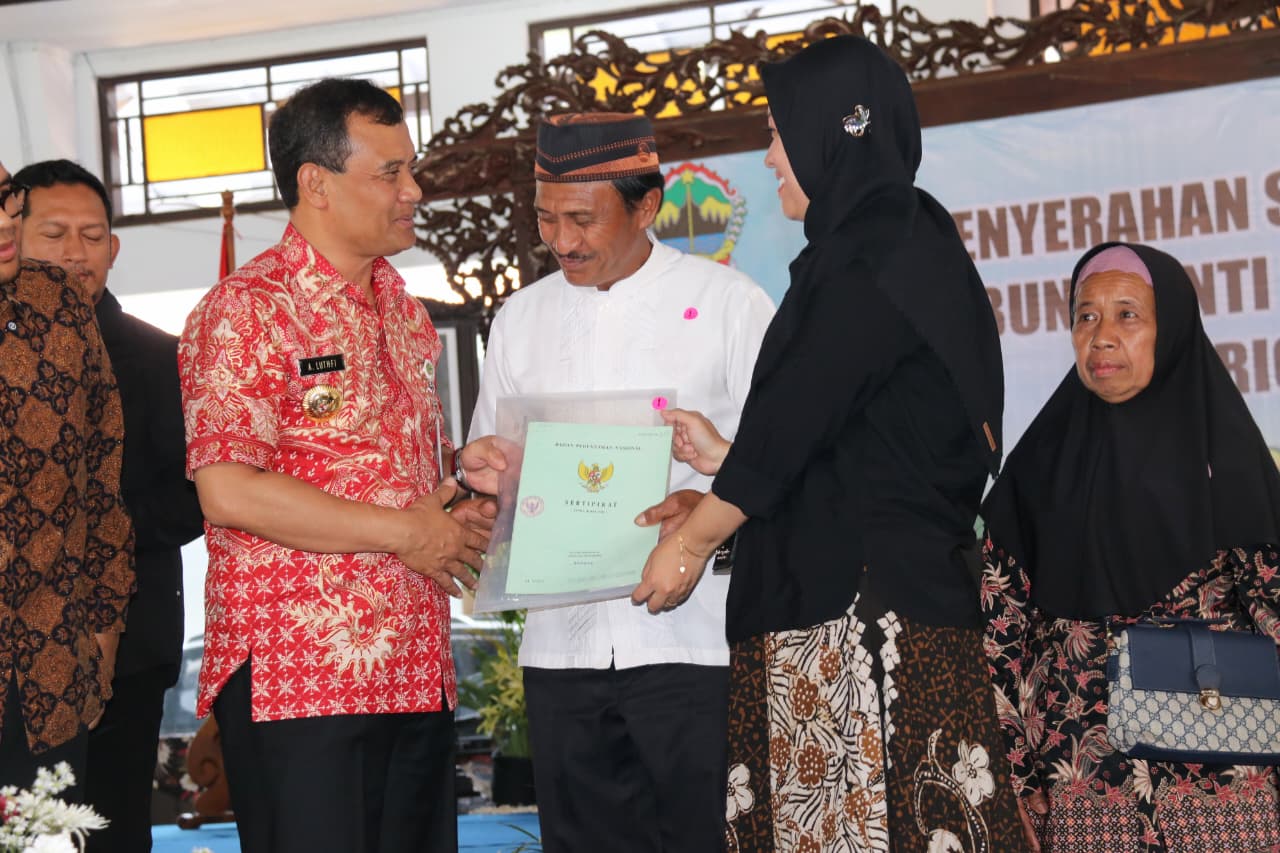 Hutang Petani  Eks Proyek PIR Dihapus, Gubernur Ahmad Luthfi Bagikan 1.065 Sertifikat Tanah