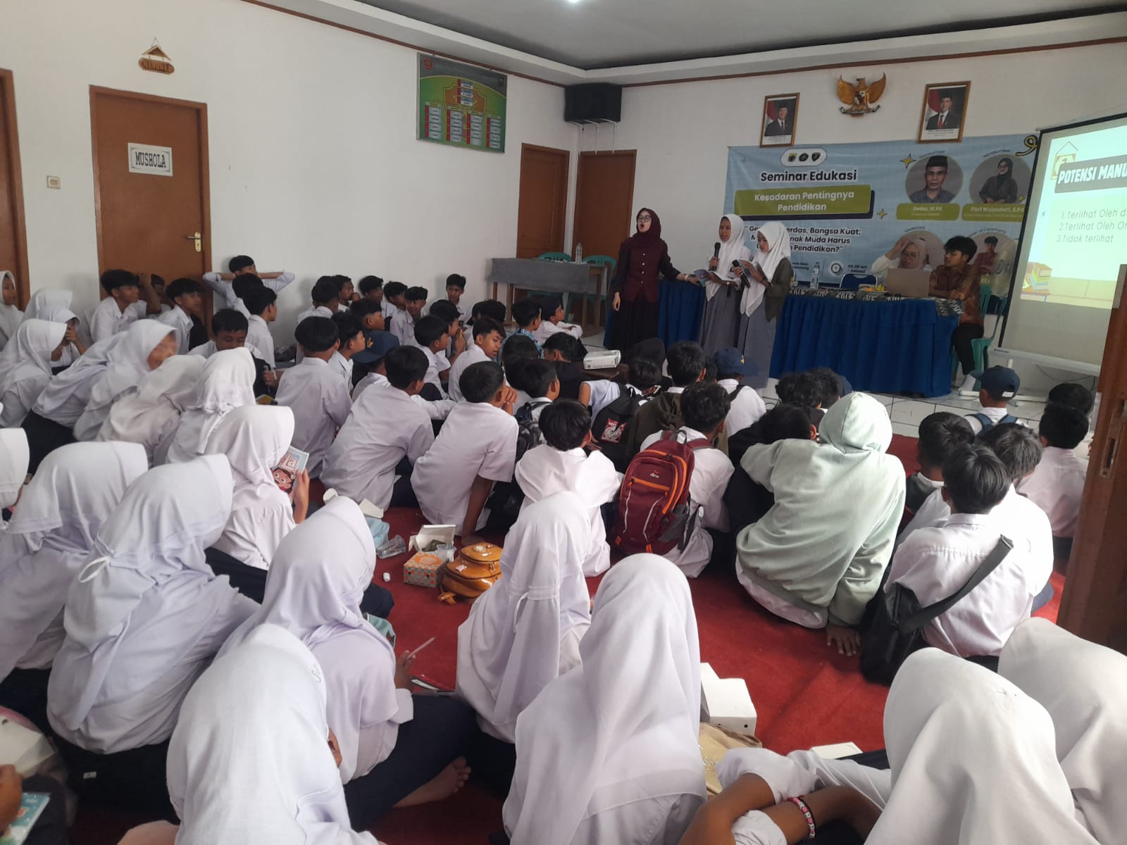Mahasiswa KKN STAI Al-Azhary Cianjur Dorong Remaja Desa Cibanteng Tempuh Pendidikan Tinggi