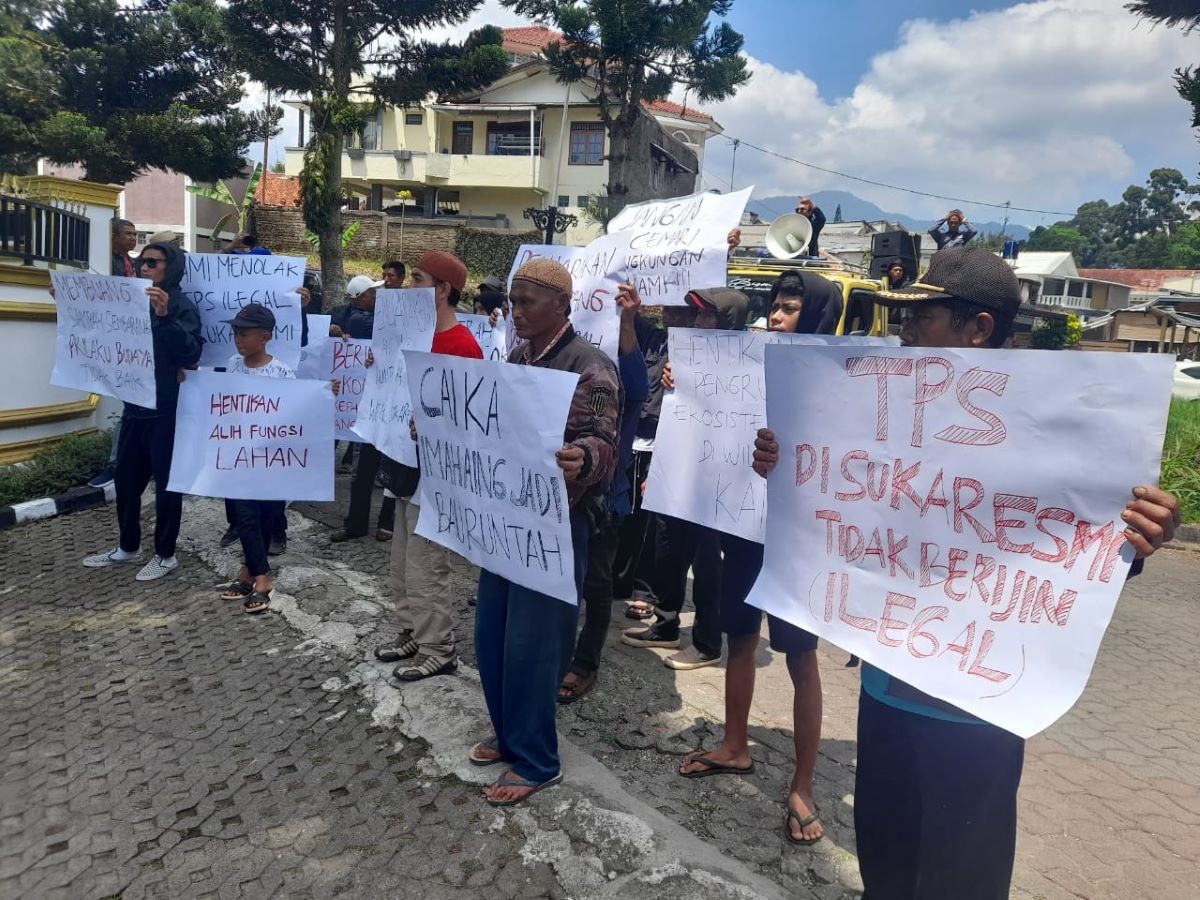 Tolak Tempat Pembuangan Sampah, Warga Desa Cikancana Cianjur Gelar Unjuk Rasa