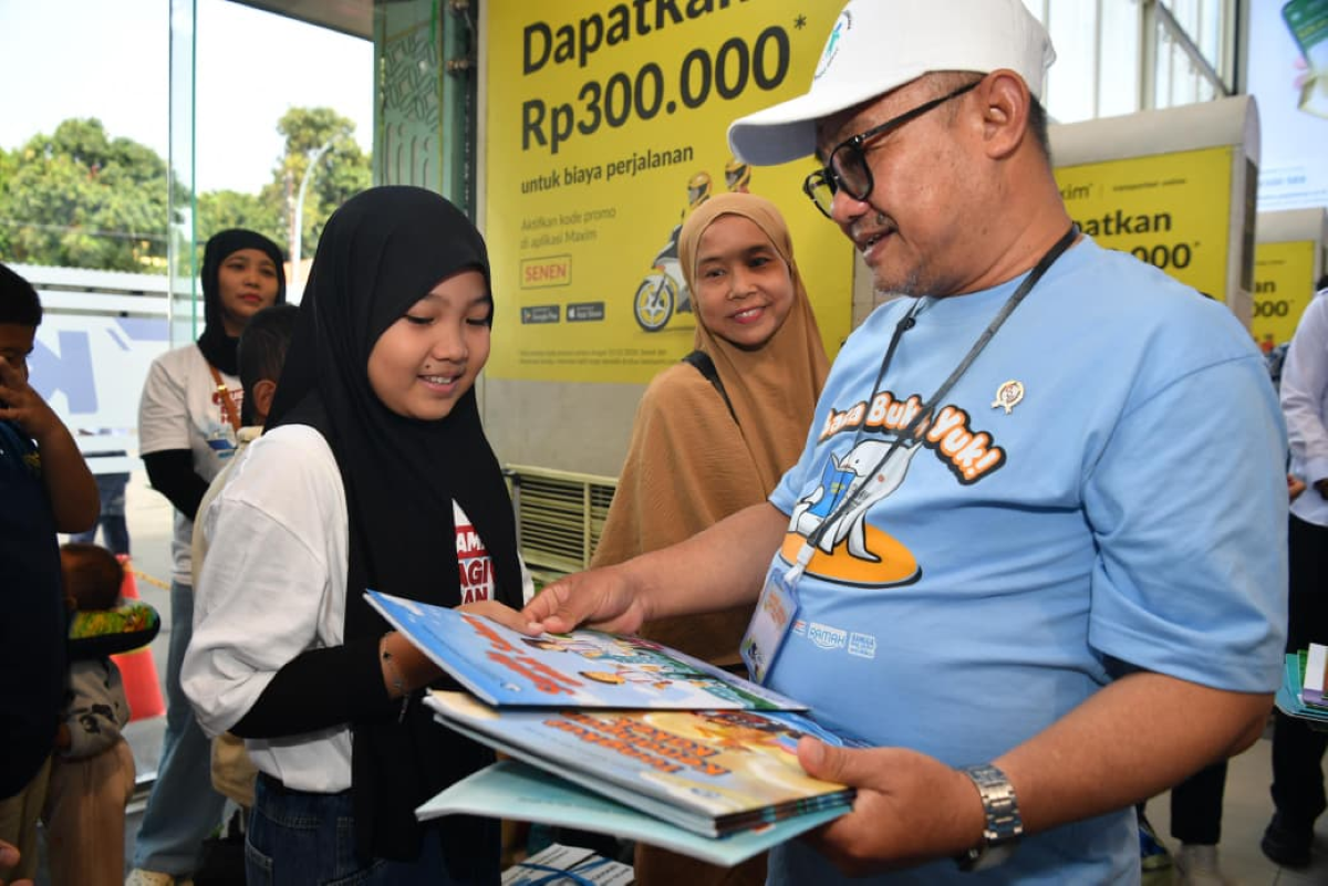Kemendikdasmen Bagikan 24 Ribu Buku untuk Pemudik di Stasiun dan Terminal