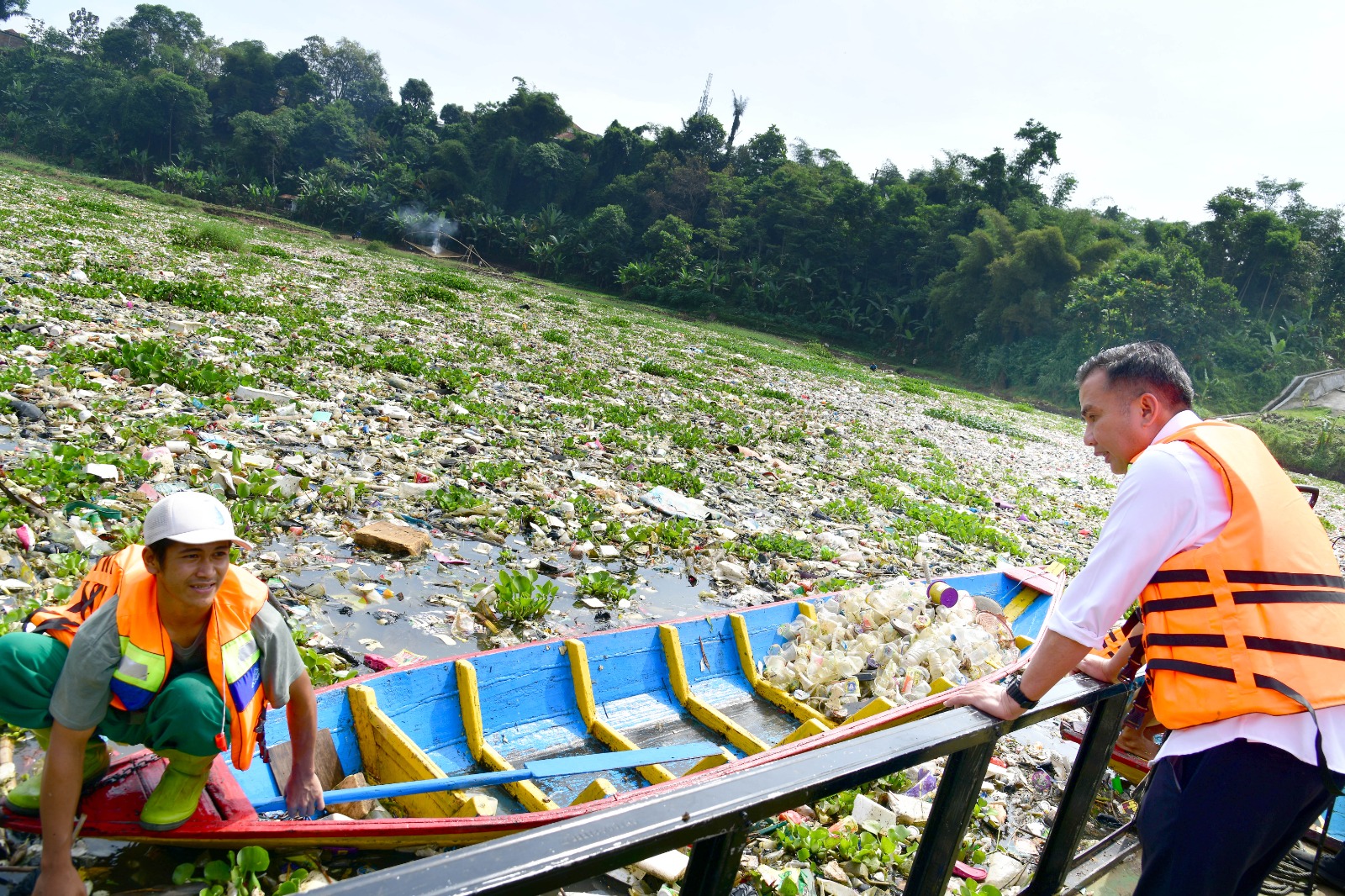 Bey Machmudin Cek Citarum Jembatan Babakan Sapaan yang Penuh Sampah