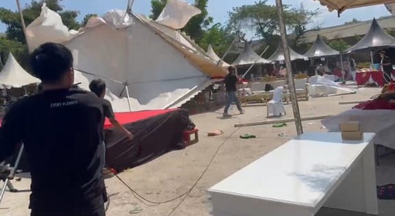 Angin Kencang Robohkan Tenda Bazar dan Pameran UMKM di Alun-alun Cianjur