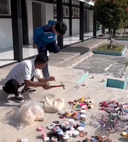 SMAN 1 Pacet Cianjur Musnahkan Ratusan Alat Makeup Hasil Razia