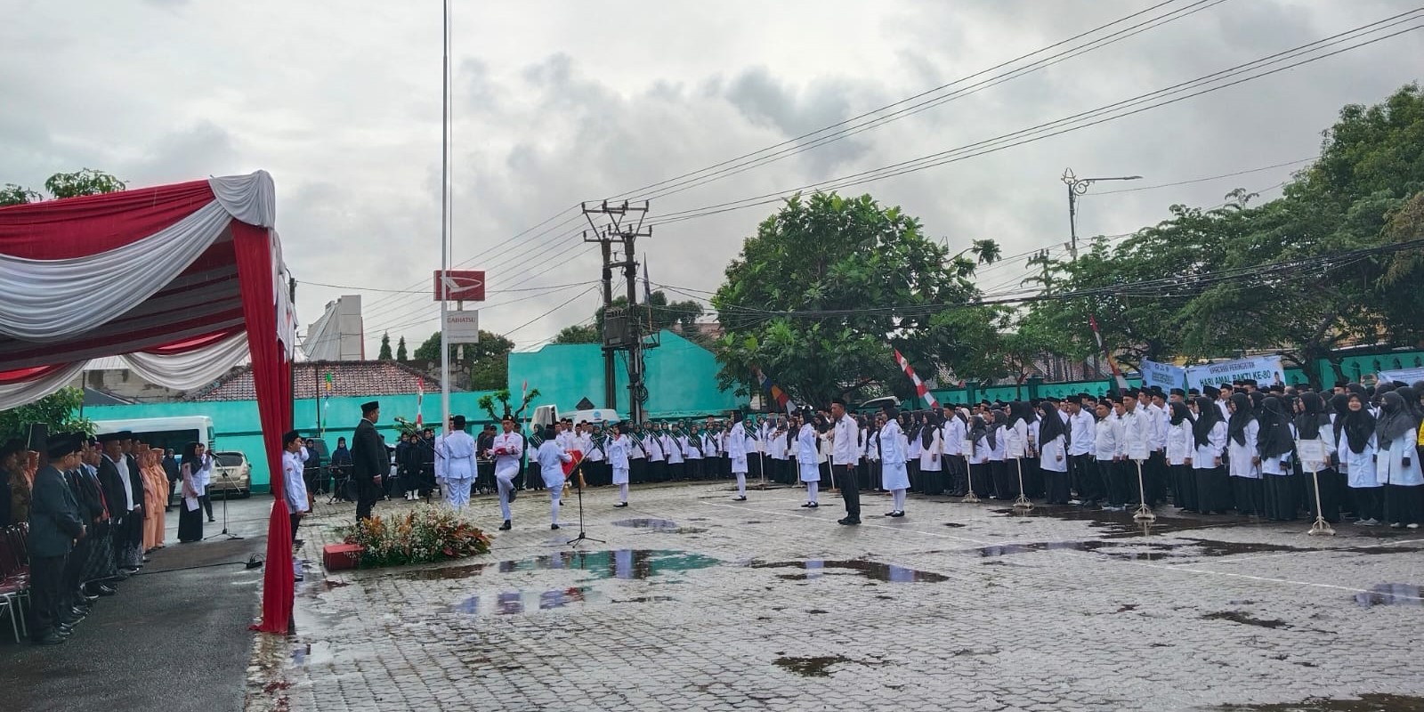 Pegawai Kemenag Cianjur Upacara HAB ke-80 di Tengah Guyuran Hujan