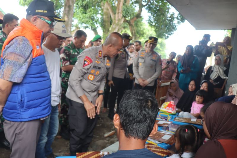 Kapolda dan Pangdam Bantu Keluarga Korban Ledakan Amunisi di Garut