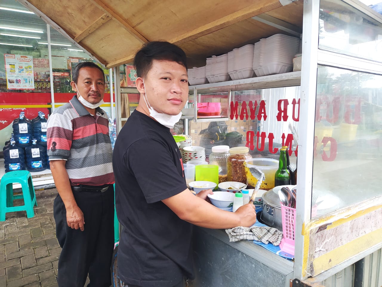 Duet Pak Nurdin dan Kang Indra Mitra UMKM Alfamart, Racik Bubur Ayam Khas Cianjur yang Digemari