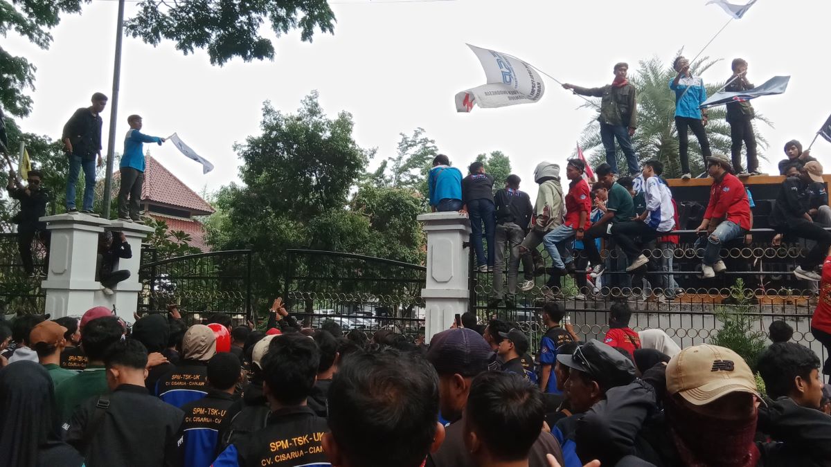 Ribuan Buruh di Cianjur Gelar Aksi Unjuk Rasa ke Pendopo dan DPRD