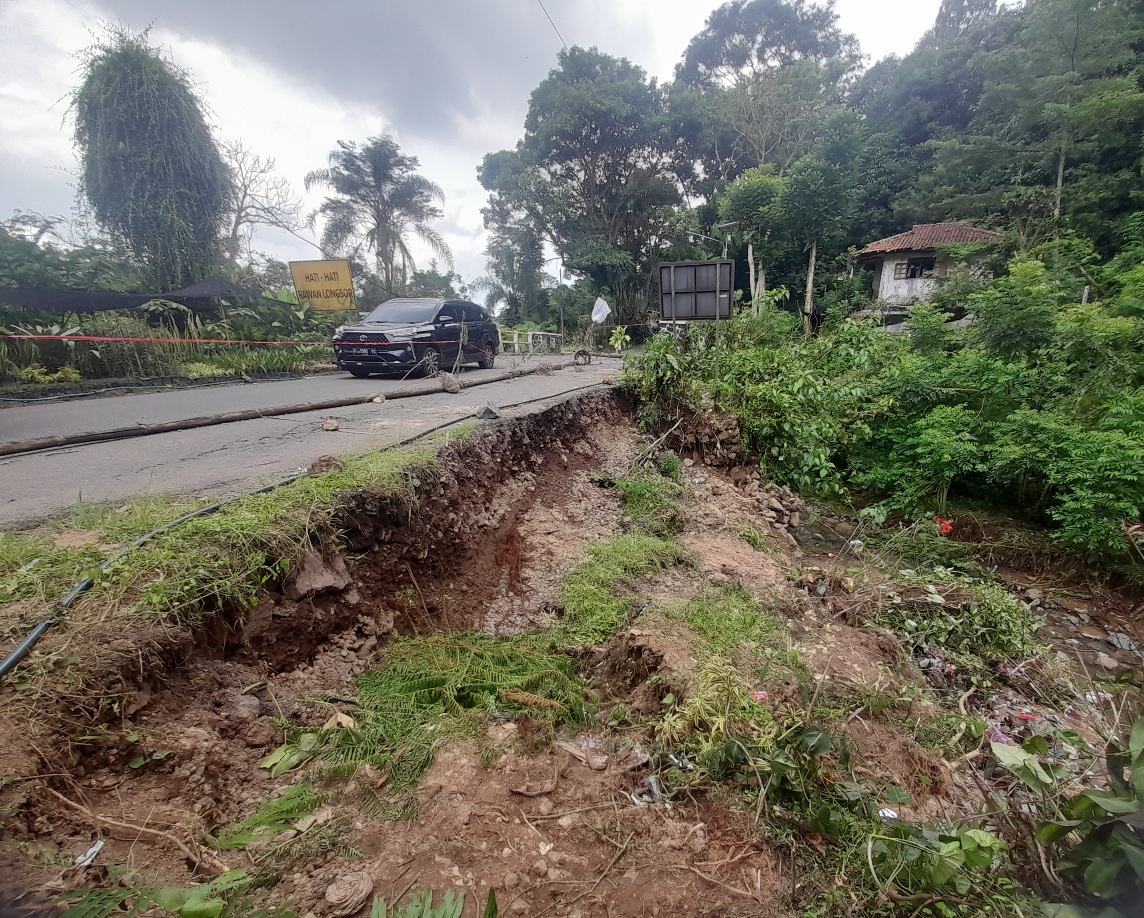 TPT Jembatan Cipendawa Pacet Longsor, Pengendara Diimbau Selalu Waspada 